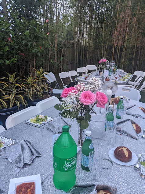 Outdoor tablescape with pink roses at the 2021 Arizal Siyum & Dinner