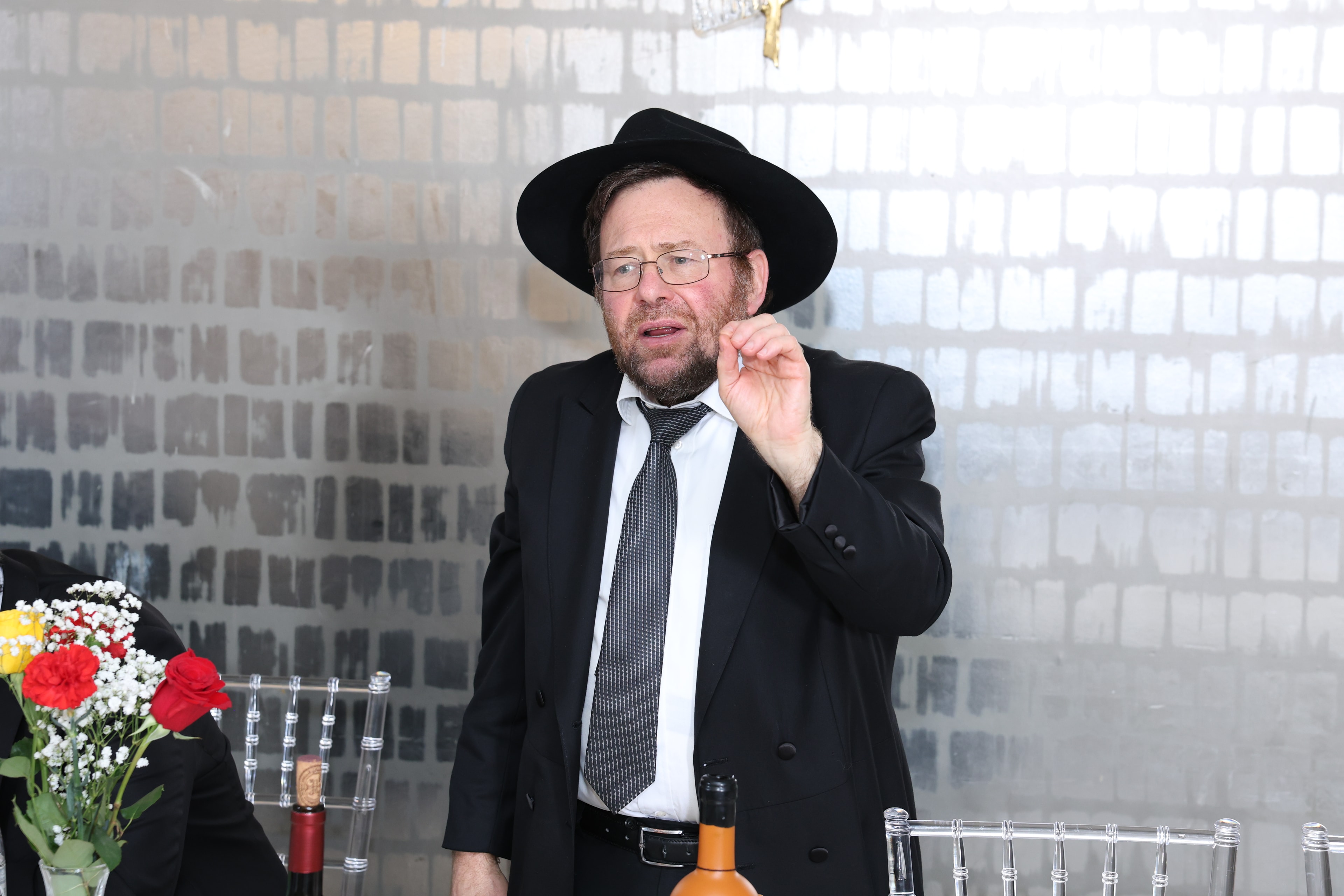 Rabbi Bechhofer speaking at the 2026 Arizal Siyum & BBQ Dinner